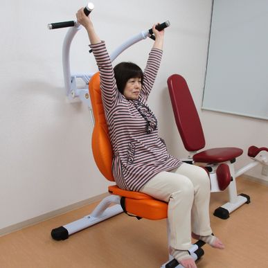  【油圧式トレーニングマシーン】